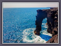 Lava Arch an der Küste im Volcanoes National Park