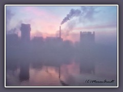 Brauerei an der Weser im Nebel