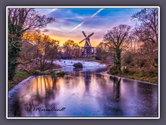 Die Mühle - zugefrorener Wallgraben im Winter 