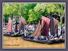 Torfkahnarmada angekommen aus dem Teufelsmoor im Findorffhafen