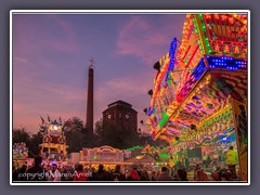 Glühender Himmel über bunten Lichtern