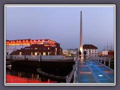 Bremen Vegesack Einkaufscenter Havenhövt und der  historischer Salzspeiche an der Fussgängerbrücke