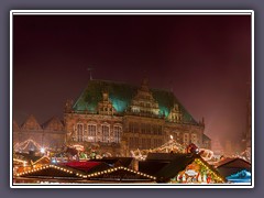 Der Weihnachtsmarkt im Nebellicht