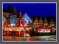 Marktplatzambiente zur Weihnachtszeit