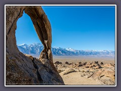 Eastern Sierra - Cyclops Arch mit Sierra Nevada