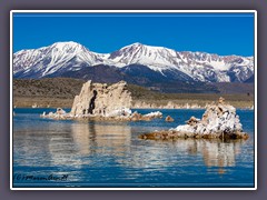 Mono Lake - Tuffsteine vor Bergkulisse