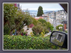 Mit dem Auto auf der Lombard Street