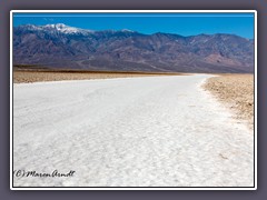 Badwater mit schneebedecktem Telescsope Peak