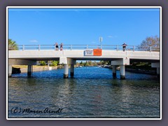 Hinter der Brücke liegt der Crystal River mit seiner heissen Quelle - Manatee Schutzgebiet