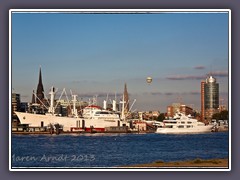 Blick über die Elbe hinweg auf die Landungsbrücken