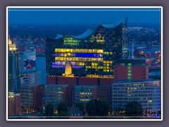 Die Elbphilharmonie ohne Kräne und im schönsten Licht der blauen Stunde