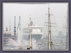 Die Queen Mary 2 wird fürstlich in Hamburg empfangen