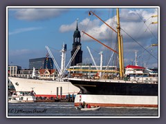 Peking auf der Elbe vor der Cap San Diego