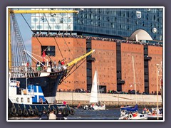 Vorbei an der  Elbphilharmonie