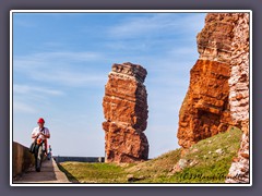 Am Fuss der roten Sandsteinklippen