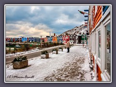 Winterliches Ambiente vor den bunten Hummerbuden