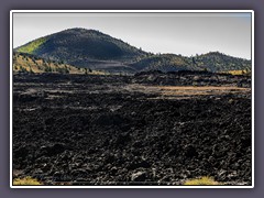 Aschekegel vor erkalteten Lava Strömen