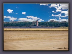 Der  Böhler Leuchtturm  von 1892 dient heute als Quermarkfeuer für das Eiderfahrwasser