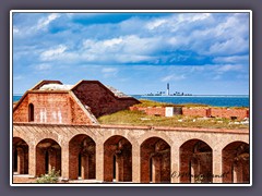Florida - Blick von Fort Jefferson auf Logger Head Key Lighthouse