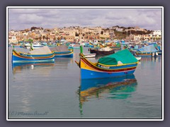 Marsaxlokk - Luzzos vor Anker in der Bucht vor dem Fischerdorf