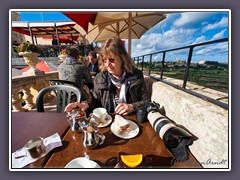 Mdina - Teagarden Fontanella auf der Stadtmauer mit Restaurant  Blick auf Rabat