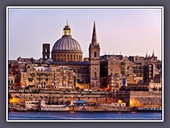 Panorama zur blauen Stunde - die Karmeliter Kirche in Valletta