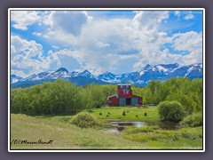 Rote Scheune vor den Bergen des Glacier NP