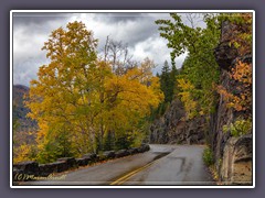 In Serpentinen durch den Herbst