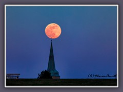 Wremen - Vollmond über der Kirche