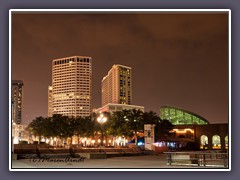 Nächtlicher Riverwalk mit Aquarium