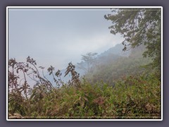 Mystischer kühler Morgennebel am 2300 m hohen Kraterrand