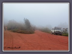 Rechts führt der Weg hinunter in den Krater - links auf der Rimstraße Richtung Serengeti