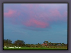 Westerhever - rote Wolken über dem Dorf