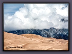 Sand - Berge -  Wolken