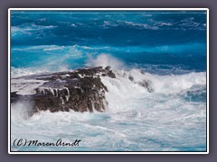 Scharfe Felsen in der Brandung am Makapuu Beach Park