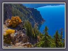 Caldera mit tiefblauem Wasser