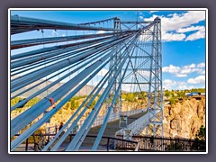 Die Brücke führt über den Arkansas River