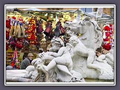 Kitsch und Kunst auf dem Weihnachtsmarkt auf der Piazza Navona