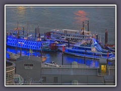 Touristenboote auf der Elbe