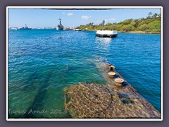 USS Arizona und USS Missouri in Pearl Harbour