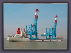 Zhen Hua 10 transportiert Containerbrücken