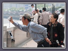 Chinesen fotografieren Pudong