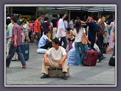 Reisende vor der Shanghai Railway Station