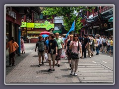 Touristengruppe im Basar vor dem Yu Yuan Garden