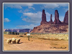 Tipi der Navajo vor Three Sister Felsformation