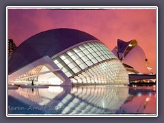 Abendlicht über moderner Architektur in Valencia