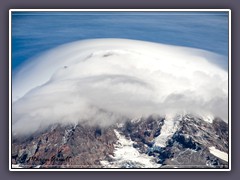 Zarte Wolken über dem Gipfel