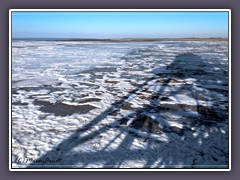 Leuchtturmschatten im Eiswatt