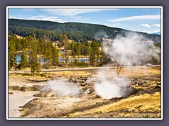 Mud Volcano im Hintergrund der Yellowstone River