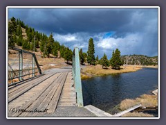 Firehole River und Beginn des Wanderwegs zum Grand Prismatic Spring